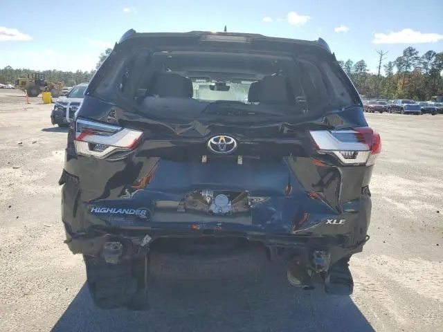 2019 TOYOTA HIGHLANDER SE  