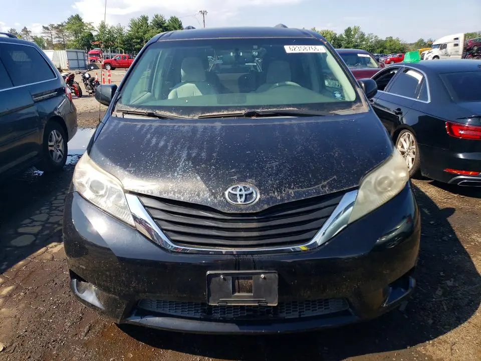 2012 TOYOTA SIENNA LE  