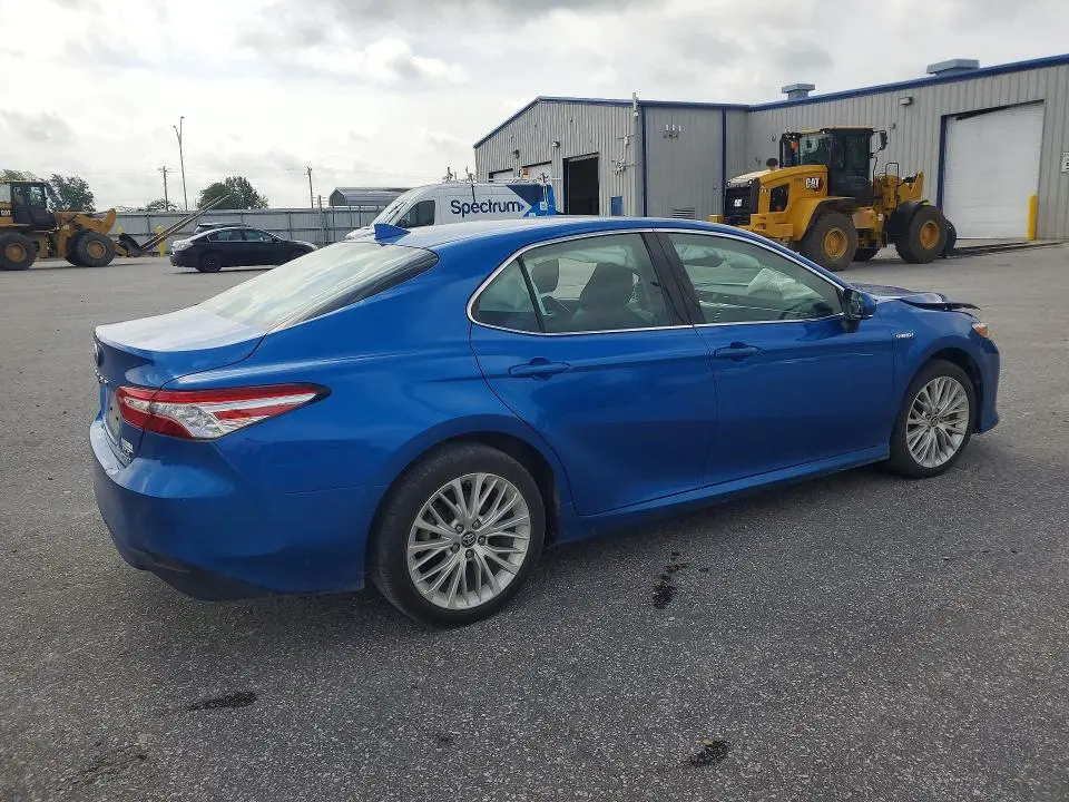 2020 TOYOTA CAMRY XLE  