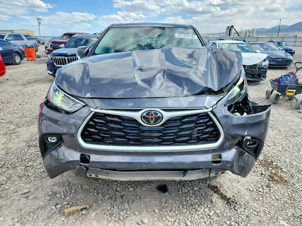 2021 TOYOTA HIGHLANDER LE  