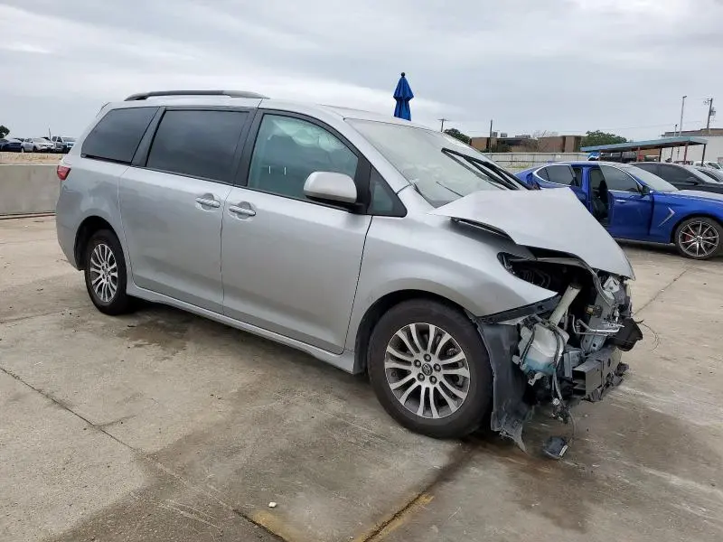 2019 TOYOTA SIENNA XLE  