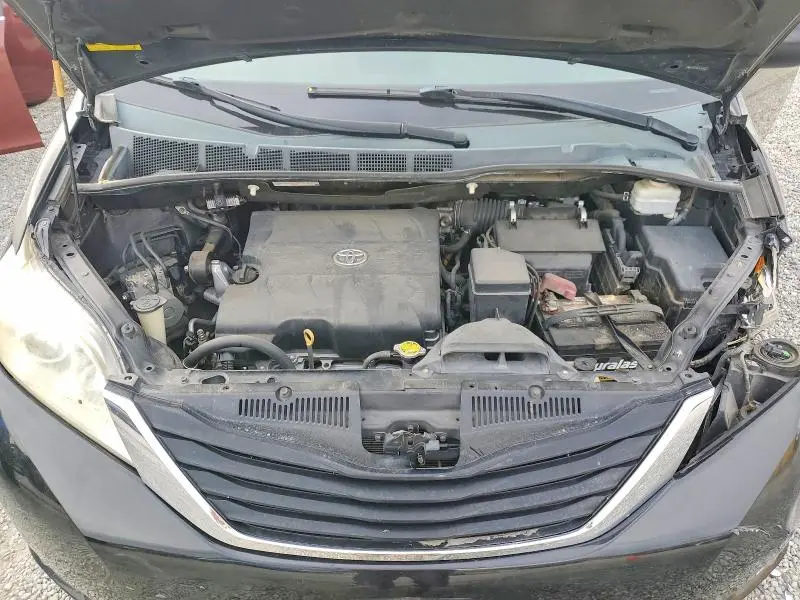 2013 TOYOTA SIENNA LE  