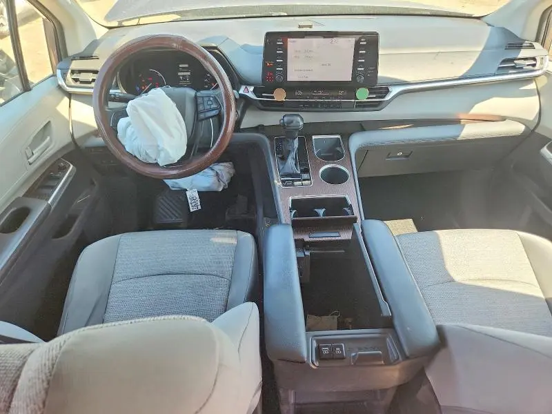 2022 TOYOTA SIENNA LE  
