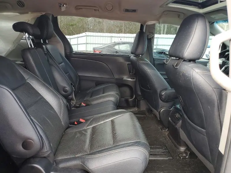 2017 TOYOTA SIENNA SE  