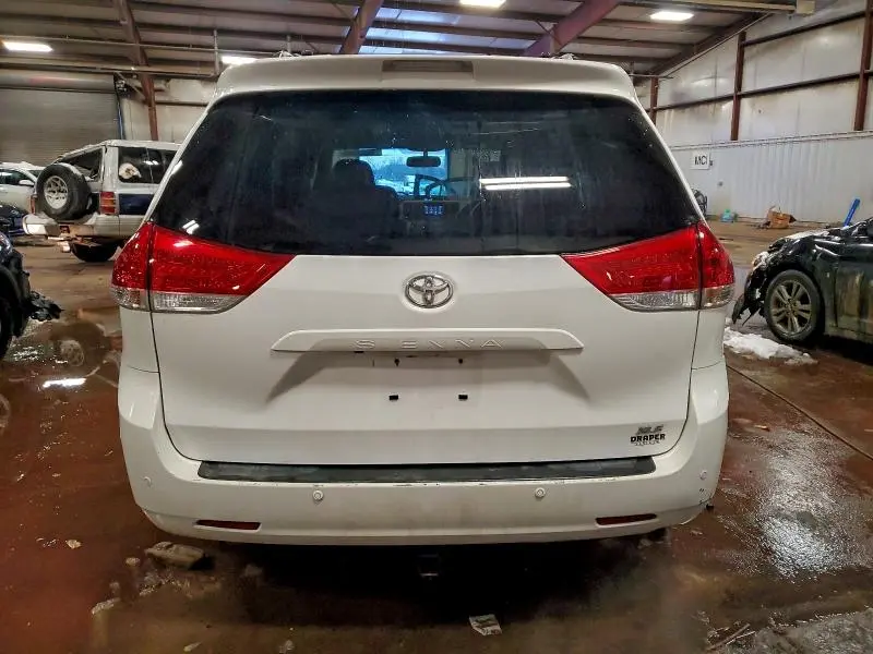 2013 TOYOTA SIENNA XLE  