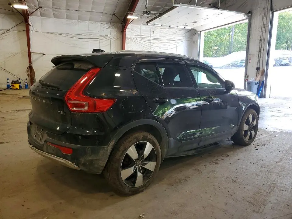 2019 VOLVO XC40 T5 MOMENTUM  