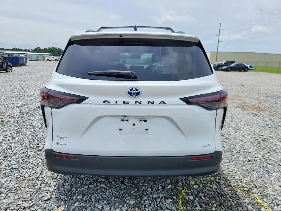 2025 TOYOTA SIENNA XLE 8-PASSENGER  