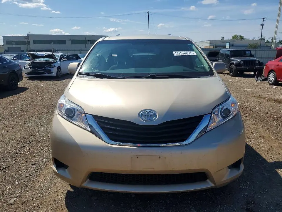2013 TOYOTA SIENNA LE  