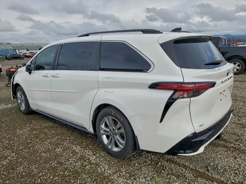 2022 TOYOTA SIENNA XSE  