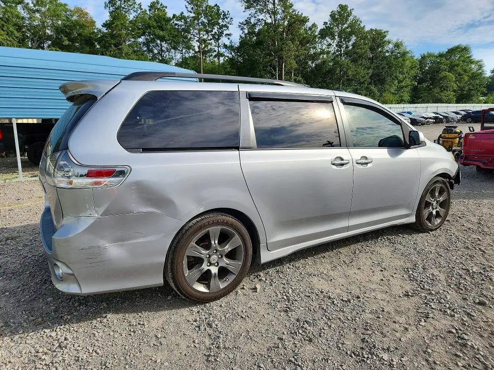 2016 TOYOTA SIENNA SE  