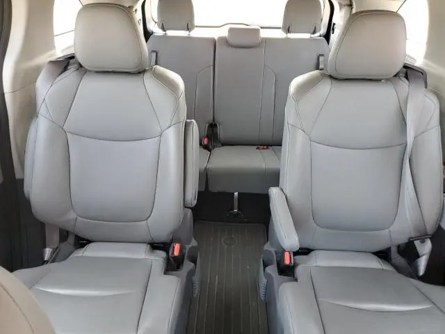2021 TOYOTA SIENNA XLE  