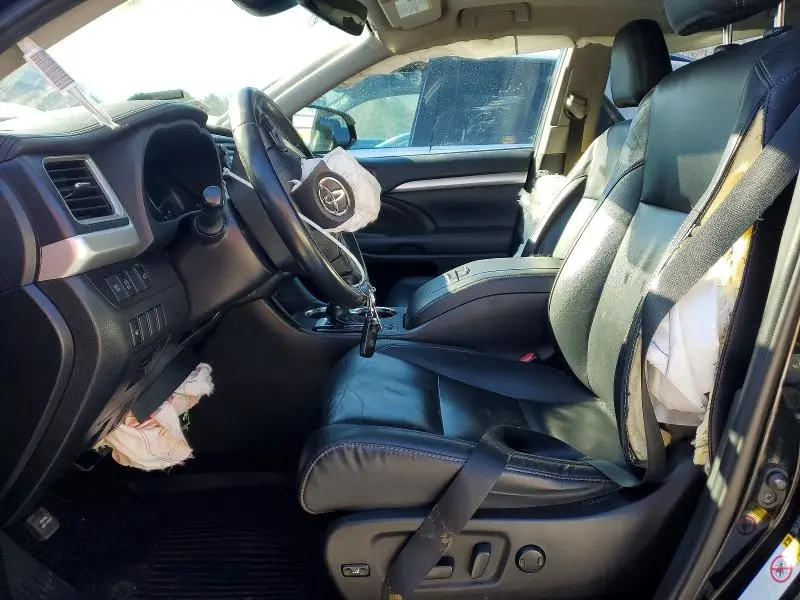 2019 TOYOTA HIGHLANDER SE  