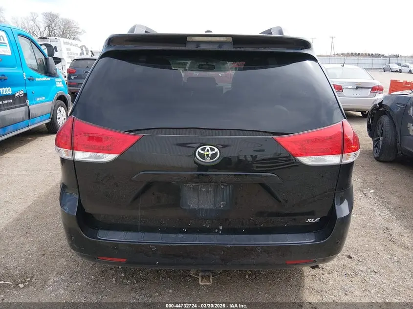 2014 TOYOTA SIENNA XLE V6 8 PASSENGER