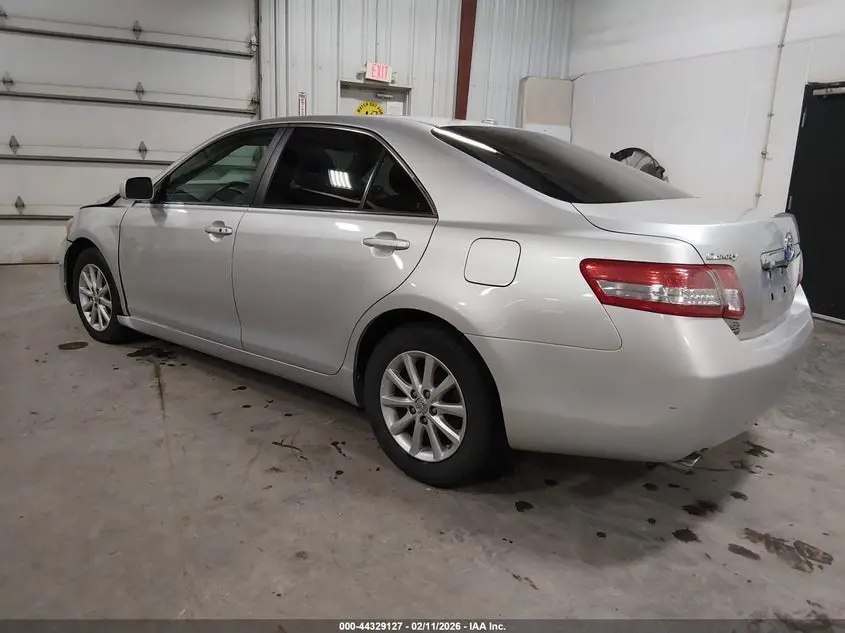 2011 TOYOTA CAMRY XLE V6