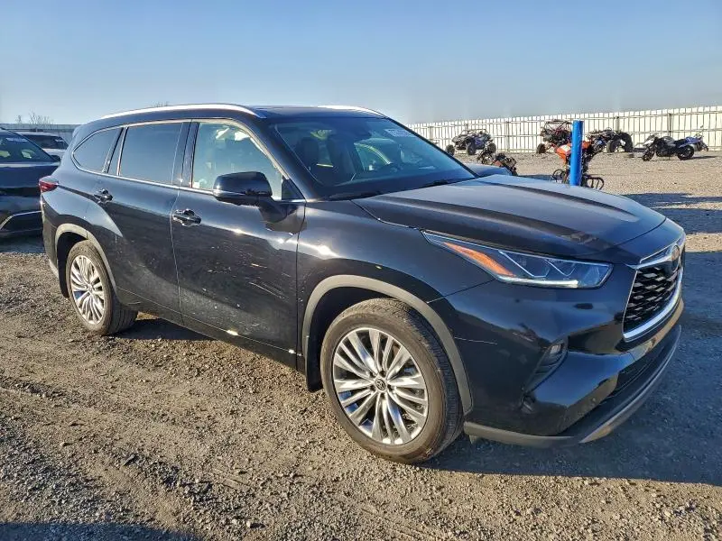 2024 TOYOTA HIGHLANDER LE  