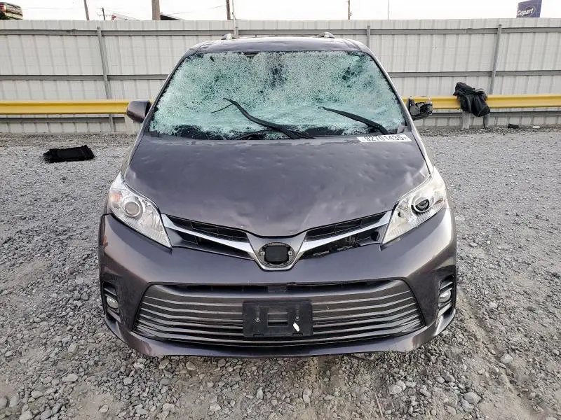 2020 TOYOTA SIENNA XLE  