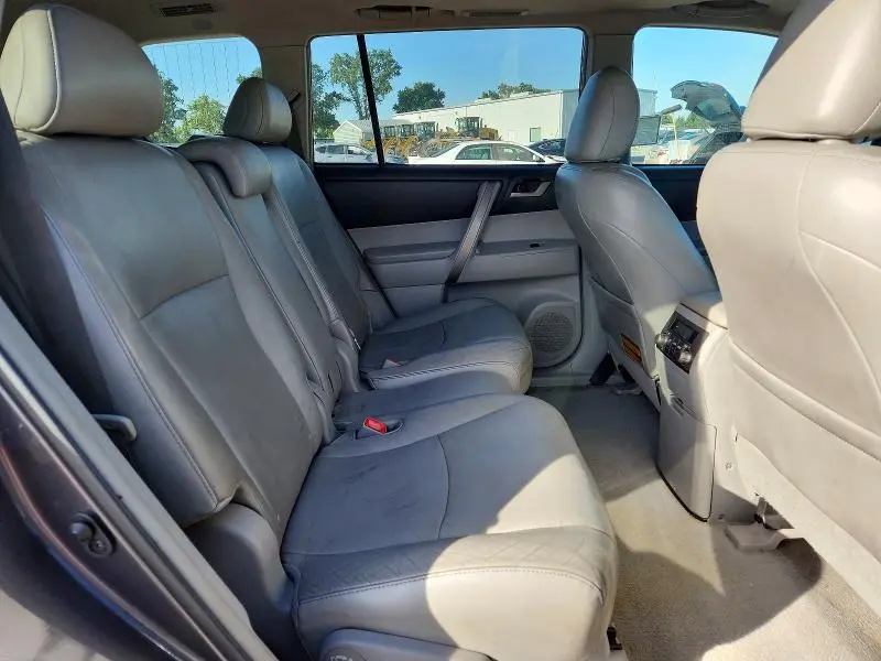 2010 TOYOTA HIGHLANDER SE  