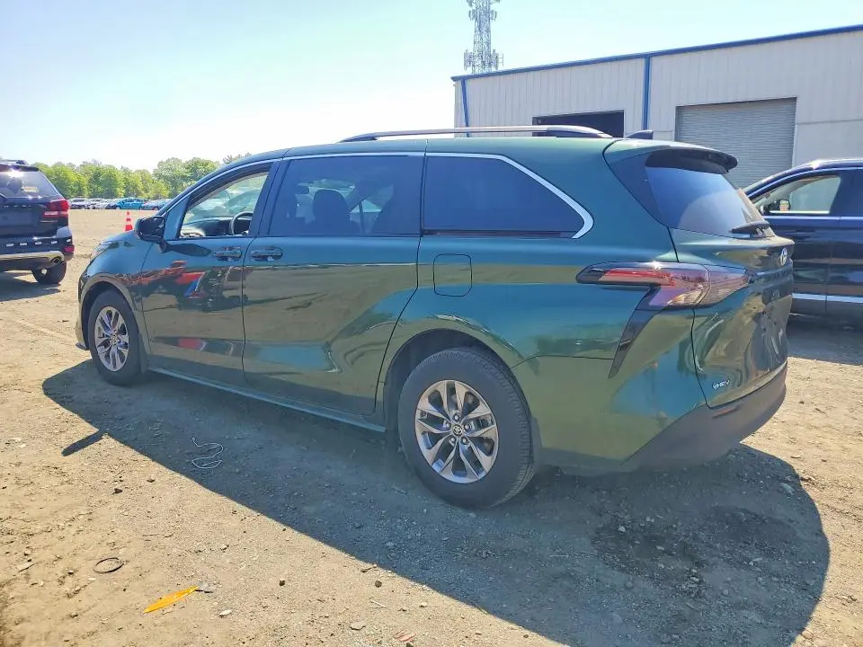 2025 TOYOTA SIENNA LE  