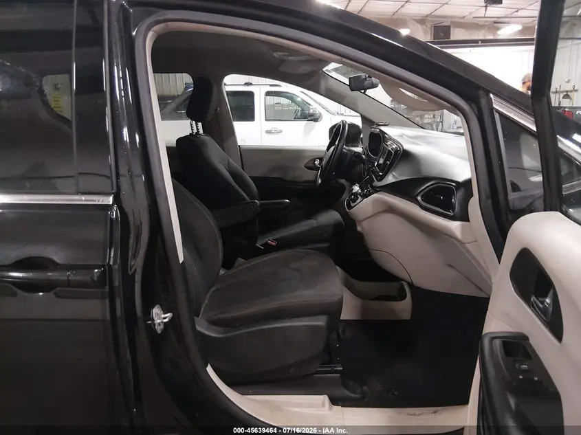 2020 CHRYSLER VOYAGER LX