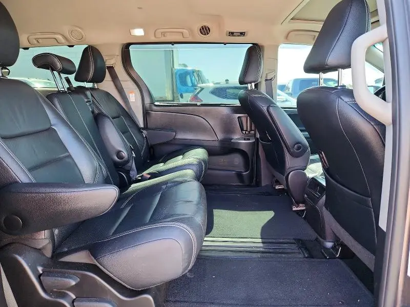 2016 TOYOTA SIENNA SE  