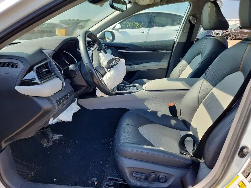 2020 TOYOTA CAMRY XLE  