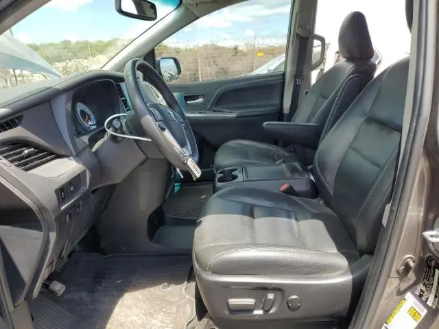 2017 TOYOTA SIENNA SE  