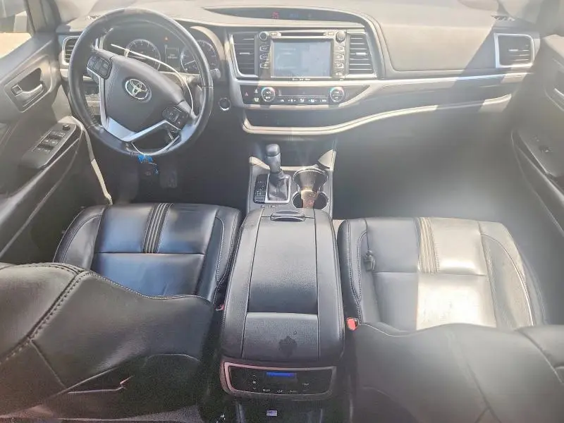 2017 TOYOTA HIGHLANDER SE  