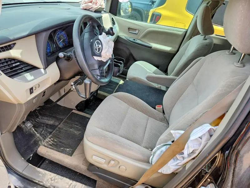 2018 TOYOTA SIENNA LE  
