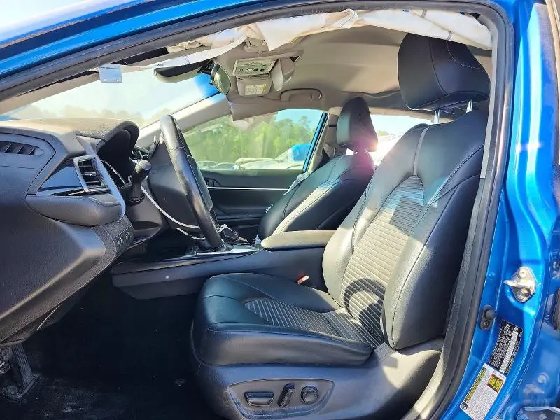 2019 TOYOTA CAMRY SE  