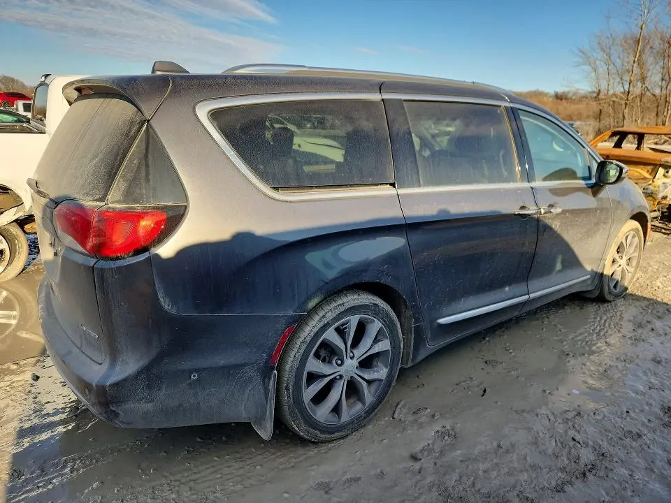 2017 CHRYSLER PACIFICA LIMITED  