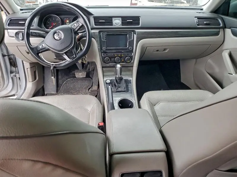 2017 VOLKSWAGEN PASSAT SE  