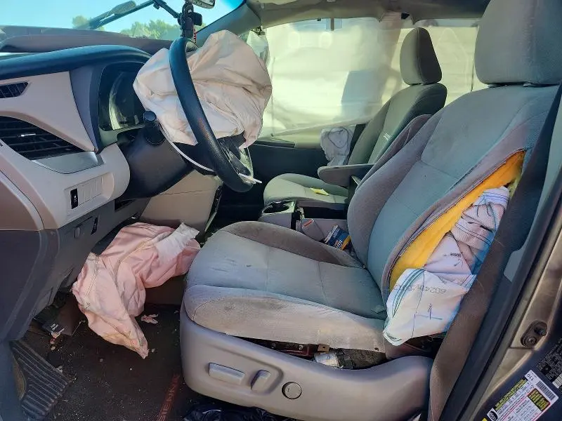 2017 TOYOTA SIENNA LE  