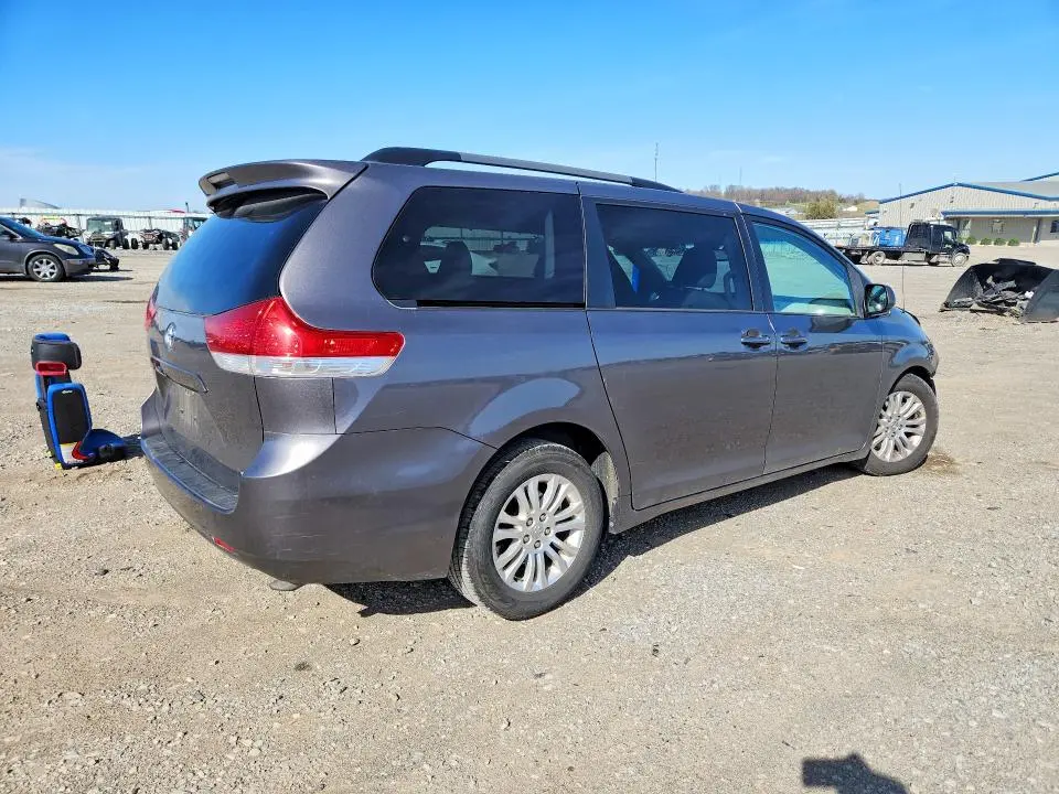 2014 TOYOTA SIENNA XLE 8-PASSENGER  