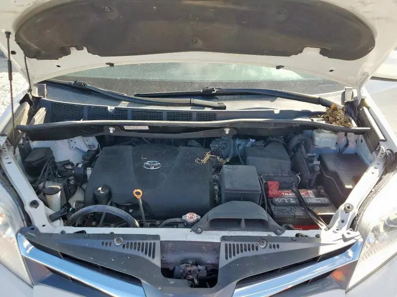 2019 TOYOTA SIENNA XLE  