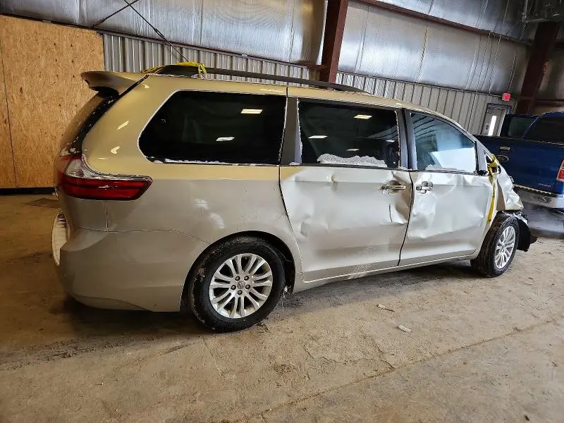 2017 TOYOTA SIENNA XLE  