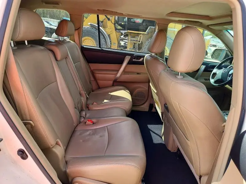 2013 TOYOTA HIGHLANDER SE  