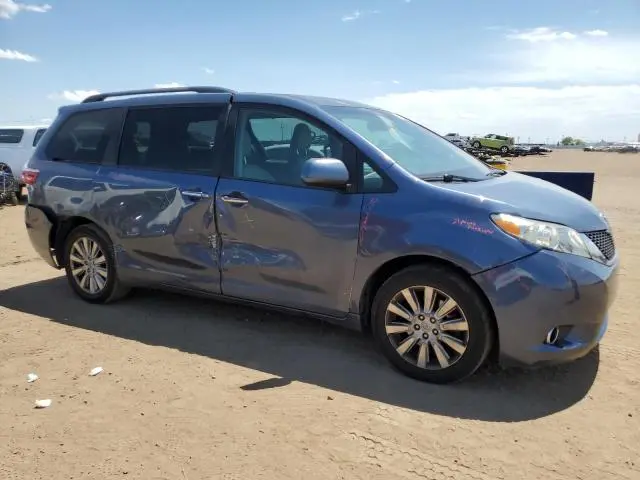 2017 TOYOTA SIENNA XLE  