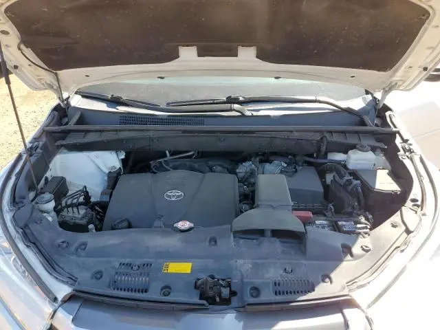 2019 TOYOTA HIGHLANDER SE  