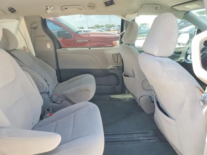 2016 TOYOTA SIENNA LE  
