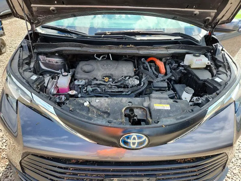 2022 TOYOTA SIENNA LE  