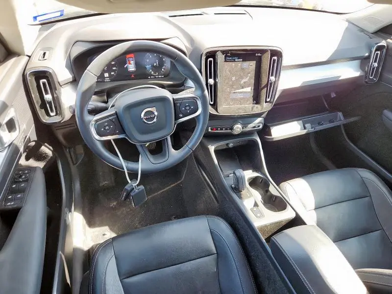 2021 VOLVO XC40 T5 MOMENTUM  
