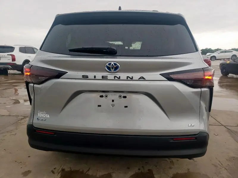 2025 TOYOTA SIENNA LE  