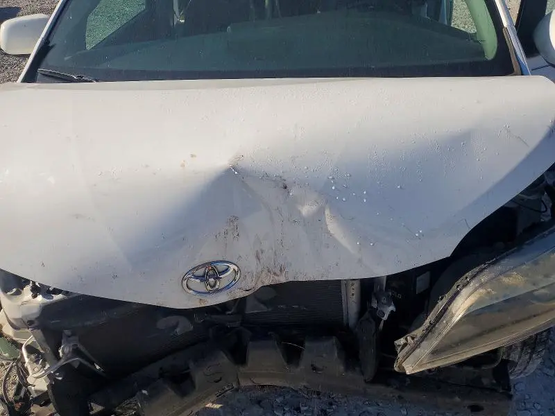 2017 TOYOTA SIENNA SE  