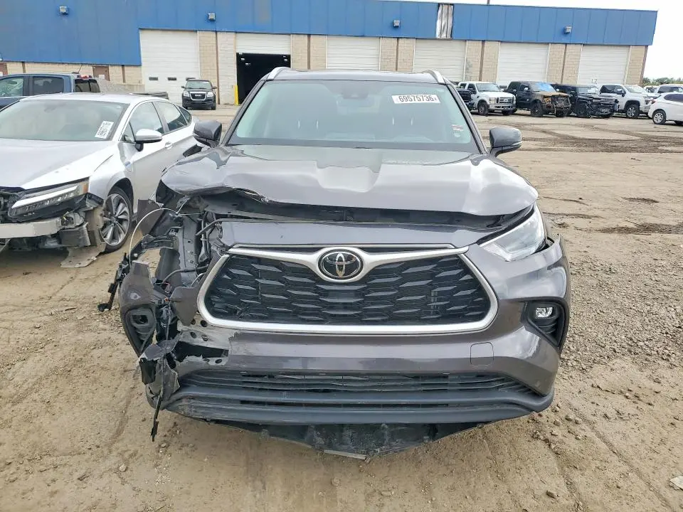 2022 TOYOTA HIGHLANDER XLE  