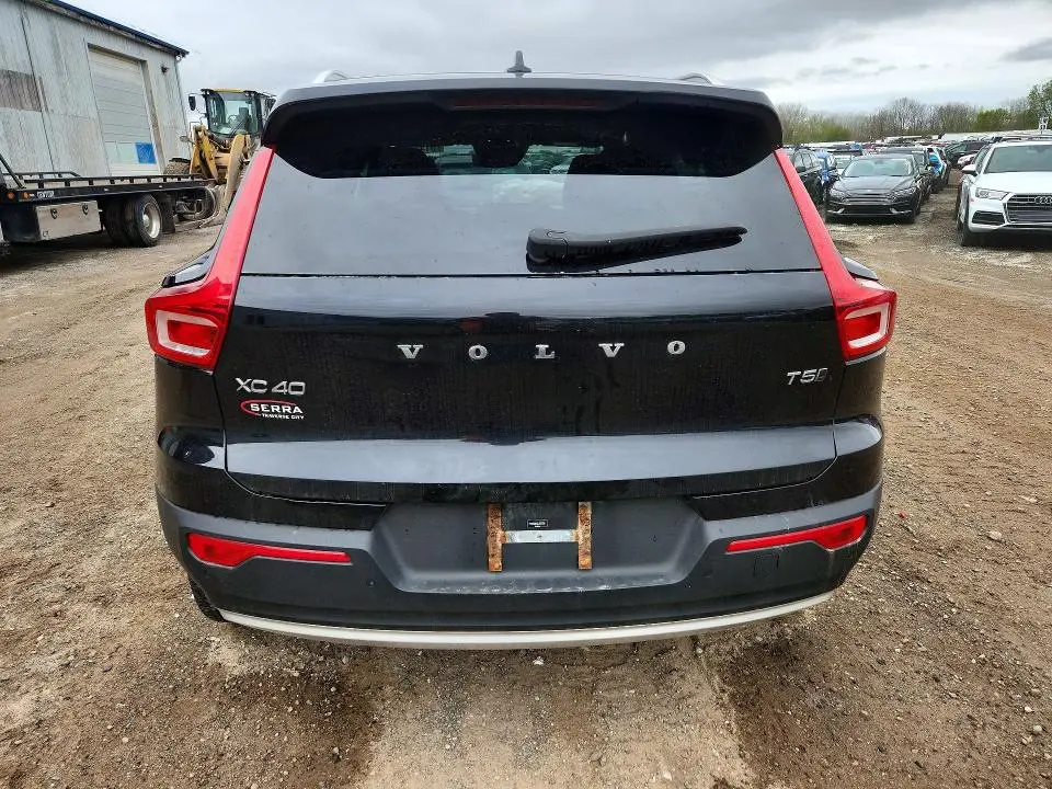 2020 VOLVO XC40 T5 MOMENTUM  