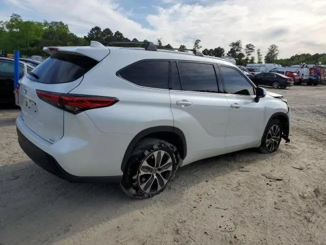 2022 TOYOTA HIGHLANDER XLE  