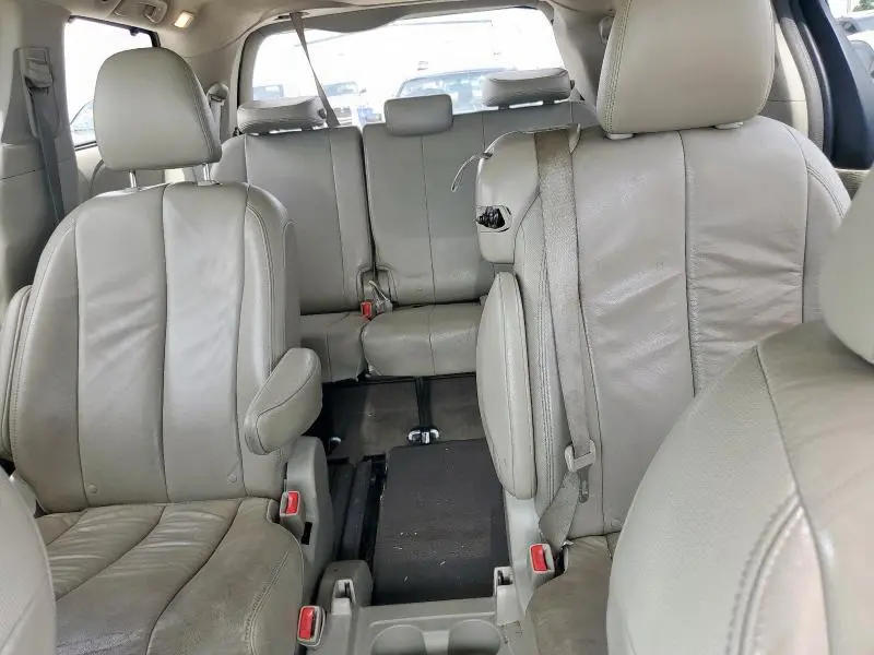 2013 TOYOTA SIENNA XLE  
