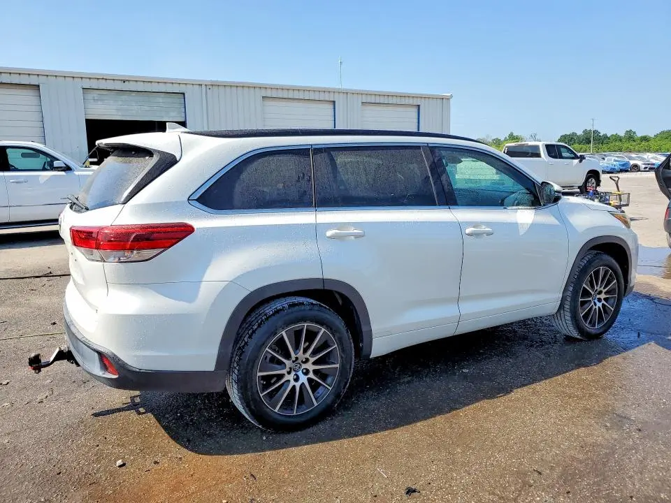 2018 TOYOTA HIGHLANDER SE  