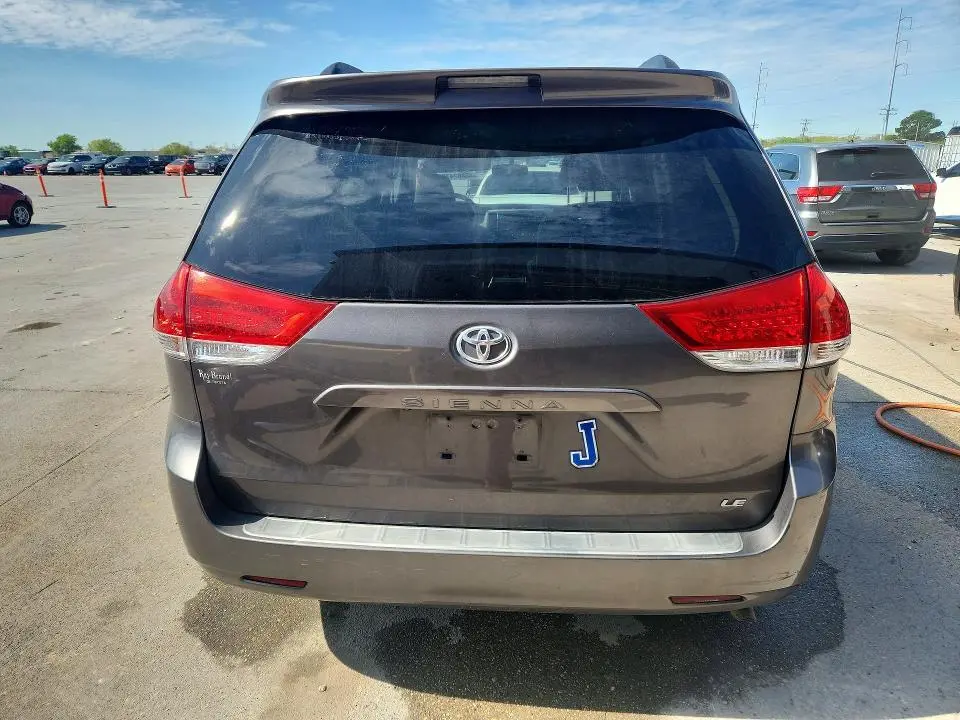 2014 TOYOTA SIENNA LE 8-PASSENGER  