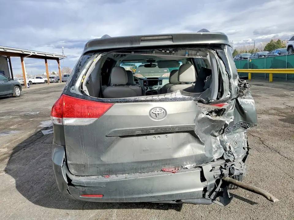 2011 TOYOTA SIENNA LE 8-PASSENGER  